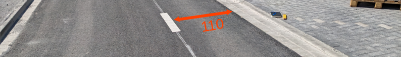 Bild der Fahrbahn mit eingezeichneter Breite des RSS von 1,10m. Allerdings ohne den gepflasterten Fahrbahnrand.